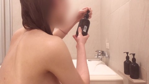 Studentessa giapponese si gode il tempo nel bagno frizzante