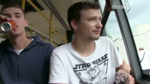 Schwuler Twink mit Geld in einen heißen Dreier ohne Kondom im Freien gelockt