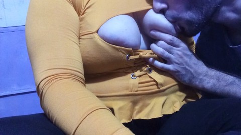 Lunga sessione di morso ai capezzoli e di stroking dei miei grandi seni naturali mentre lui si gode l'allattamento al seno.