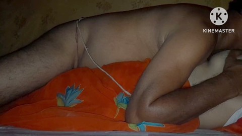 Indische Hausfrau genießt eine Nacht mit ihrem Ehemann in ihrem Dorfhaus