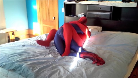 Un ragazzo trasformato in rosso si sdraia su Spiderman e gli viene addosso attraverso il suo costume